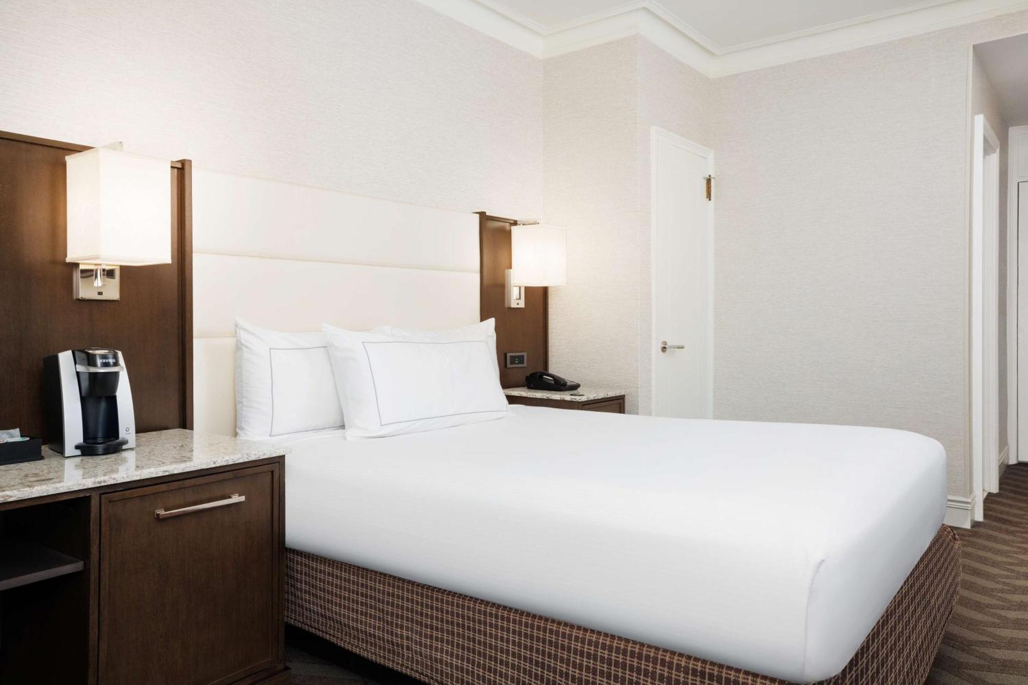 Queen Guestroom