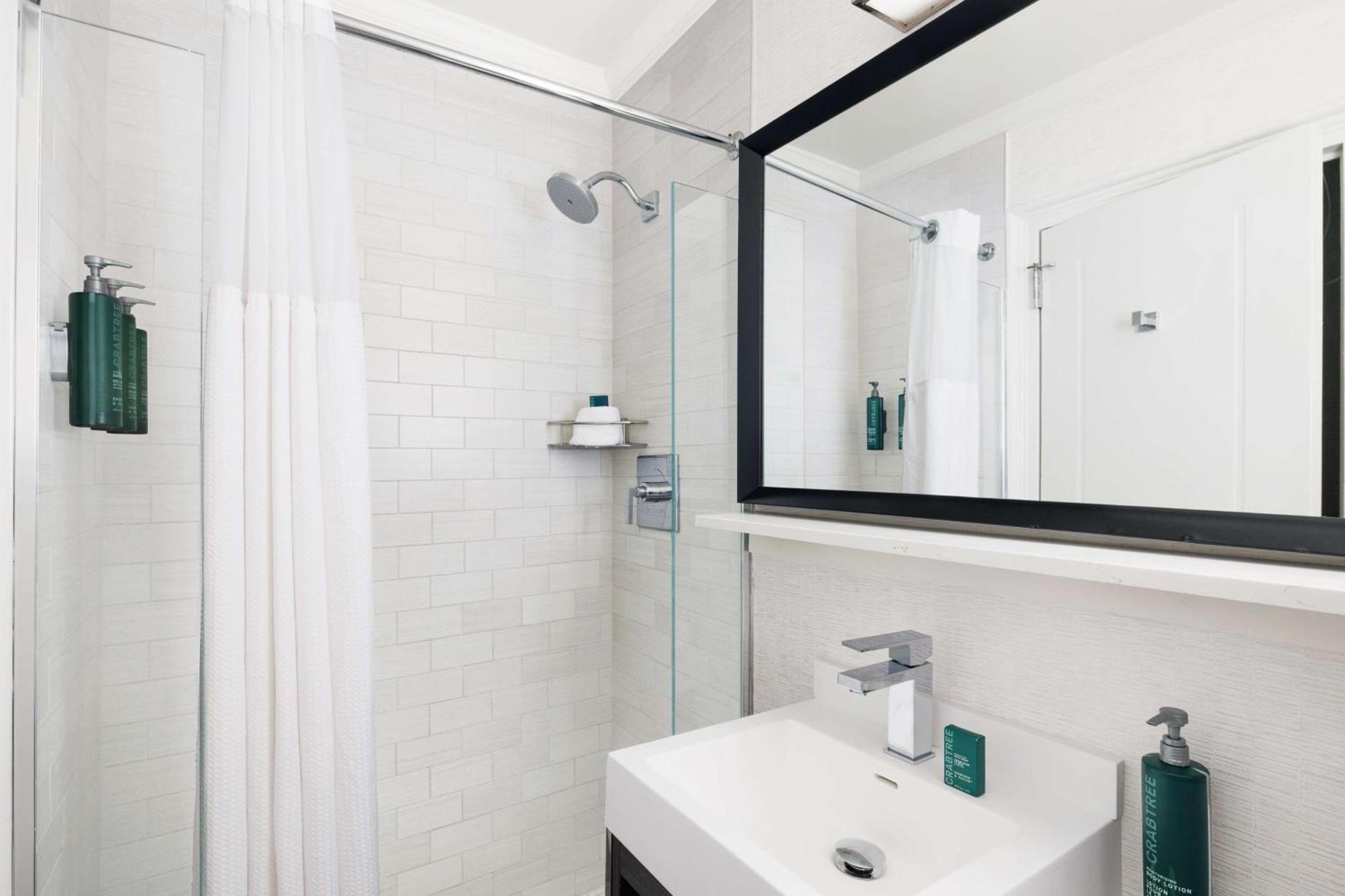 Queen Guestroom