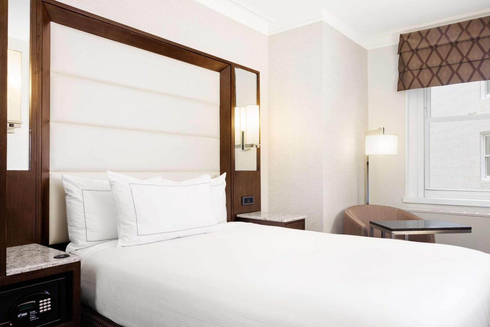 Queen Guestroom