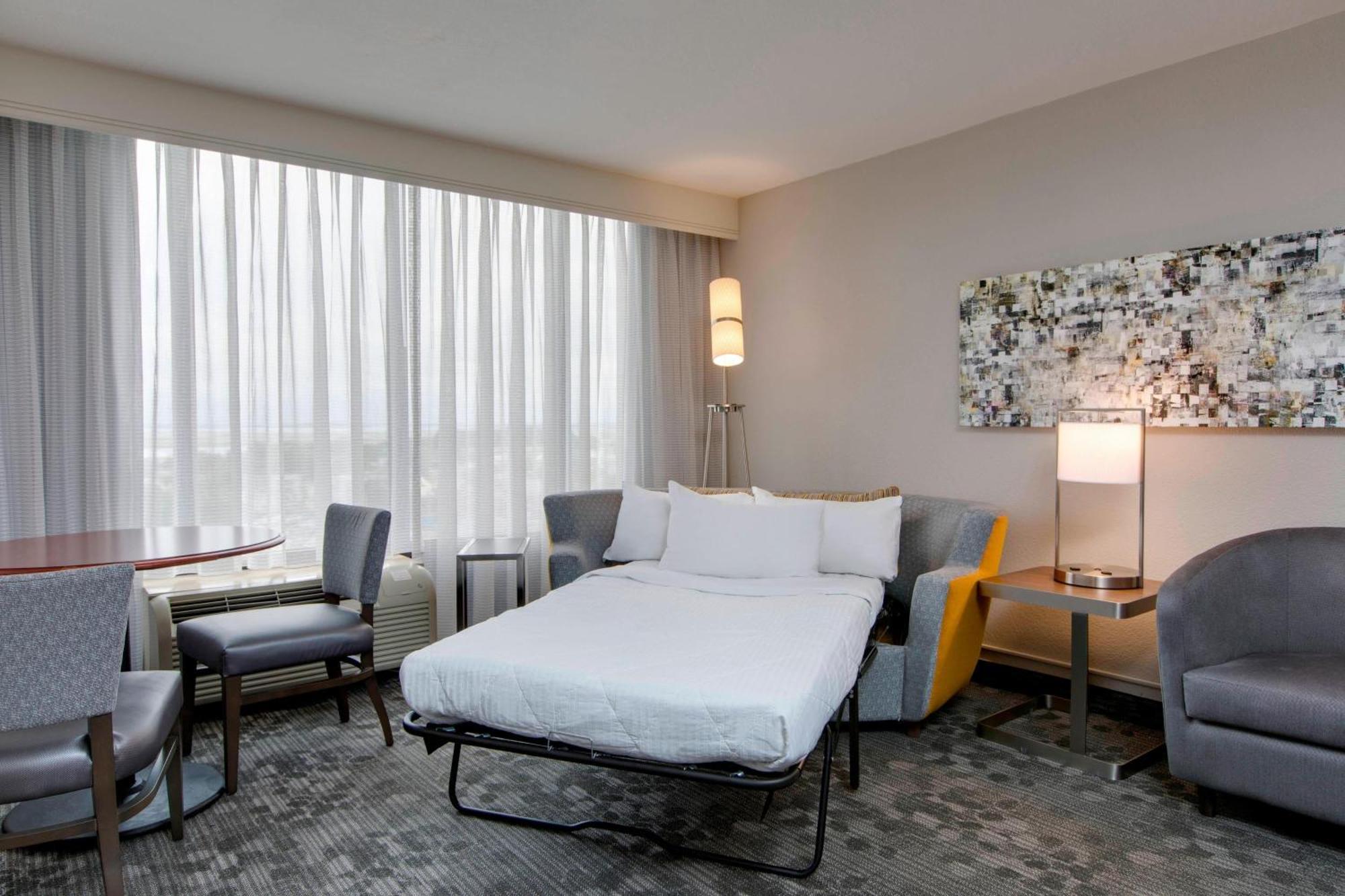 One-Bedroom King Suite High Floor Sofa Bed,1644412034:JPEG