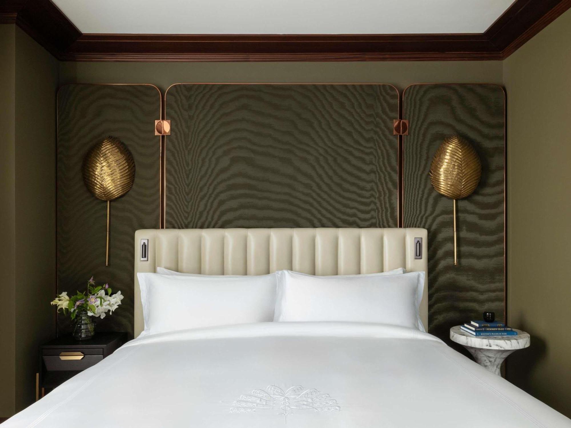 Emerald One Bedroom King Suite Butler Service Wet Bar,1545119044:JPEG